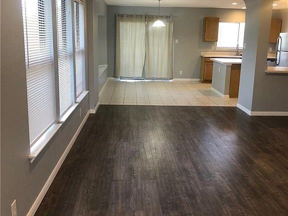 4th image of 2402 Glen Field Dr