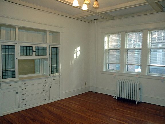 3rd image of 81 Oxford St N APT 15