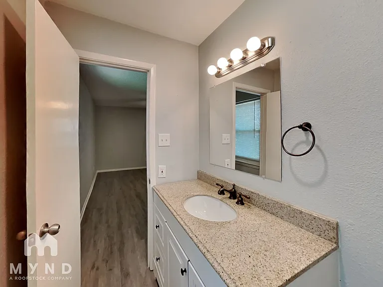 904 Redbud St — Photo 15