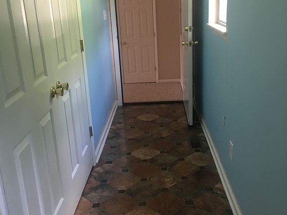 2nd image of 141 Hampton Glen Dr