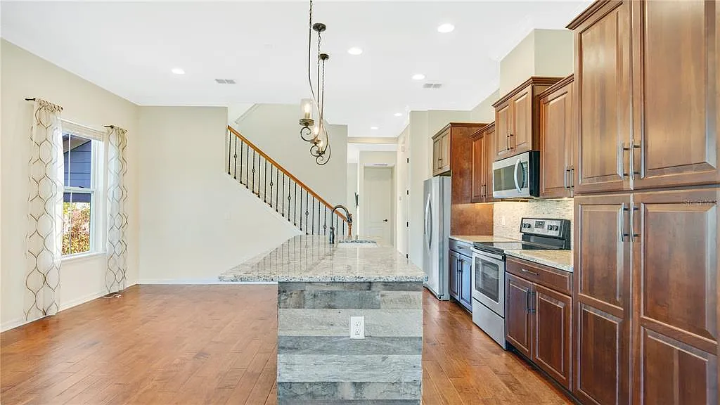 3 bed, 3.5 bath, 2018 sqft, $2,900 — Photo 4