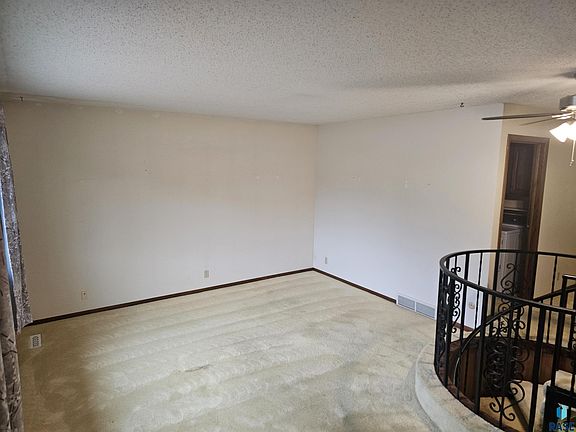 4th image of 2408 S Valley View Rd