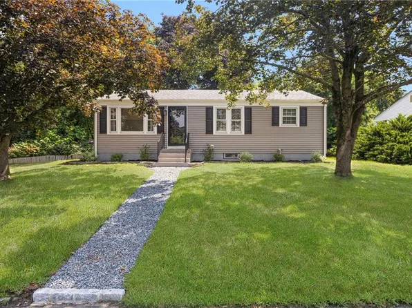 71 Waycross Dr, Warwick, RI 02888