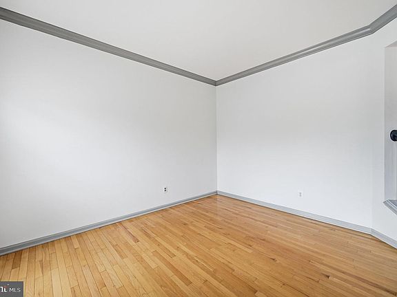 5th image of 2488 Port Potomac Ave