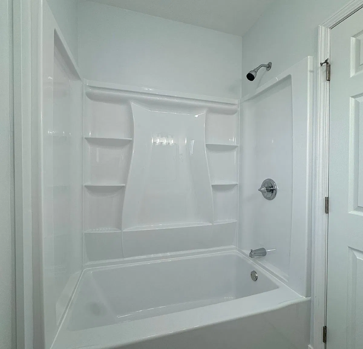 3 bed, 1.0 bath, 925 sqft, $1,300 — Photo 3
