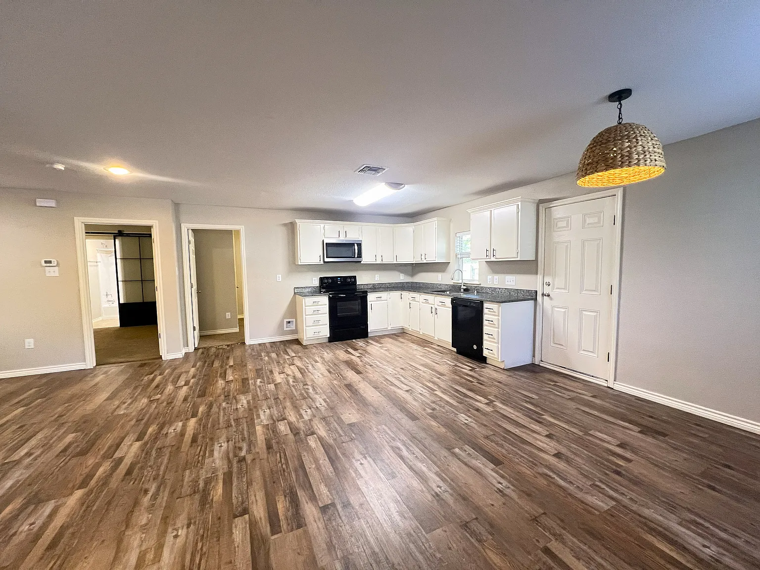 2 bed, 1045 sqft, $1,400 — Photo 4