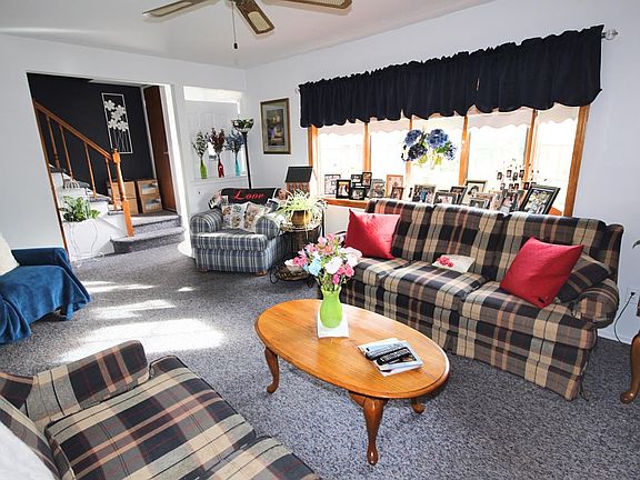 3rd image of 211 Seidman Ave
