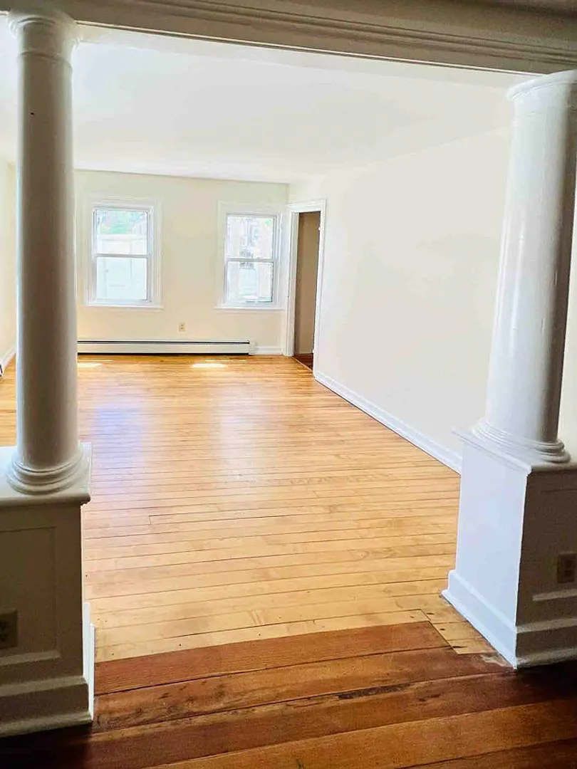5 Bedroom with den, 2 Bathroom House in Downtown Burlington w/Off-Street Parking & Washer/Dryer i... — Photo 4