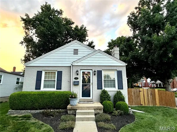 22 Stratford Ln, Saint Louis, MO 63144