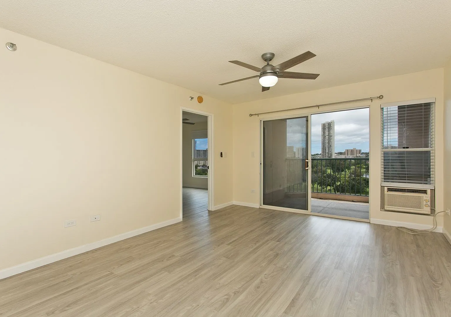 Beautiful Upgraded 2 Bed 2 Ba 2 Parking Unit In Salt Lake — Photo 3