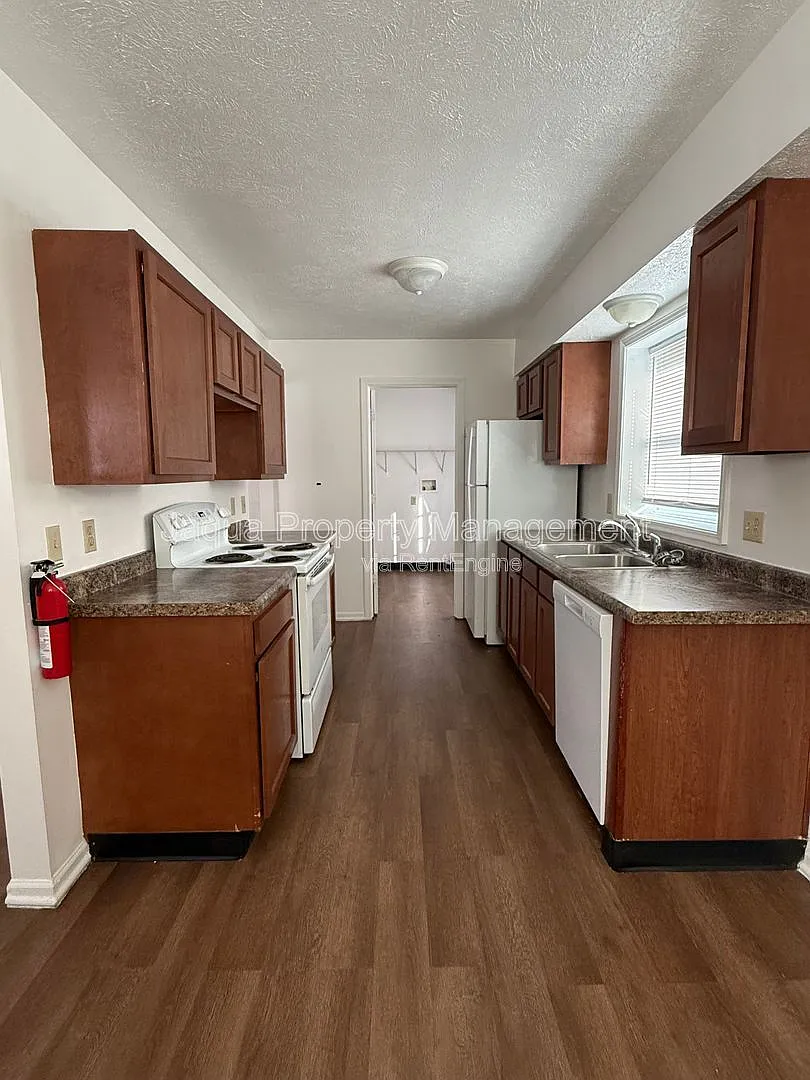 2 bed, 1.0 bath, $1,050 — Photo 2
