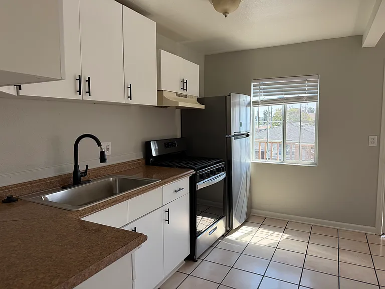 3128 Clay Ave — Photo 4