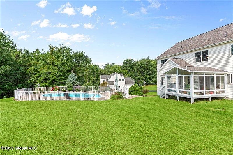 4th image of 27 Ponderosa Boulevard