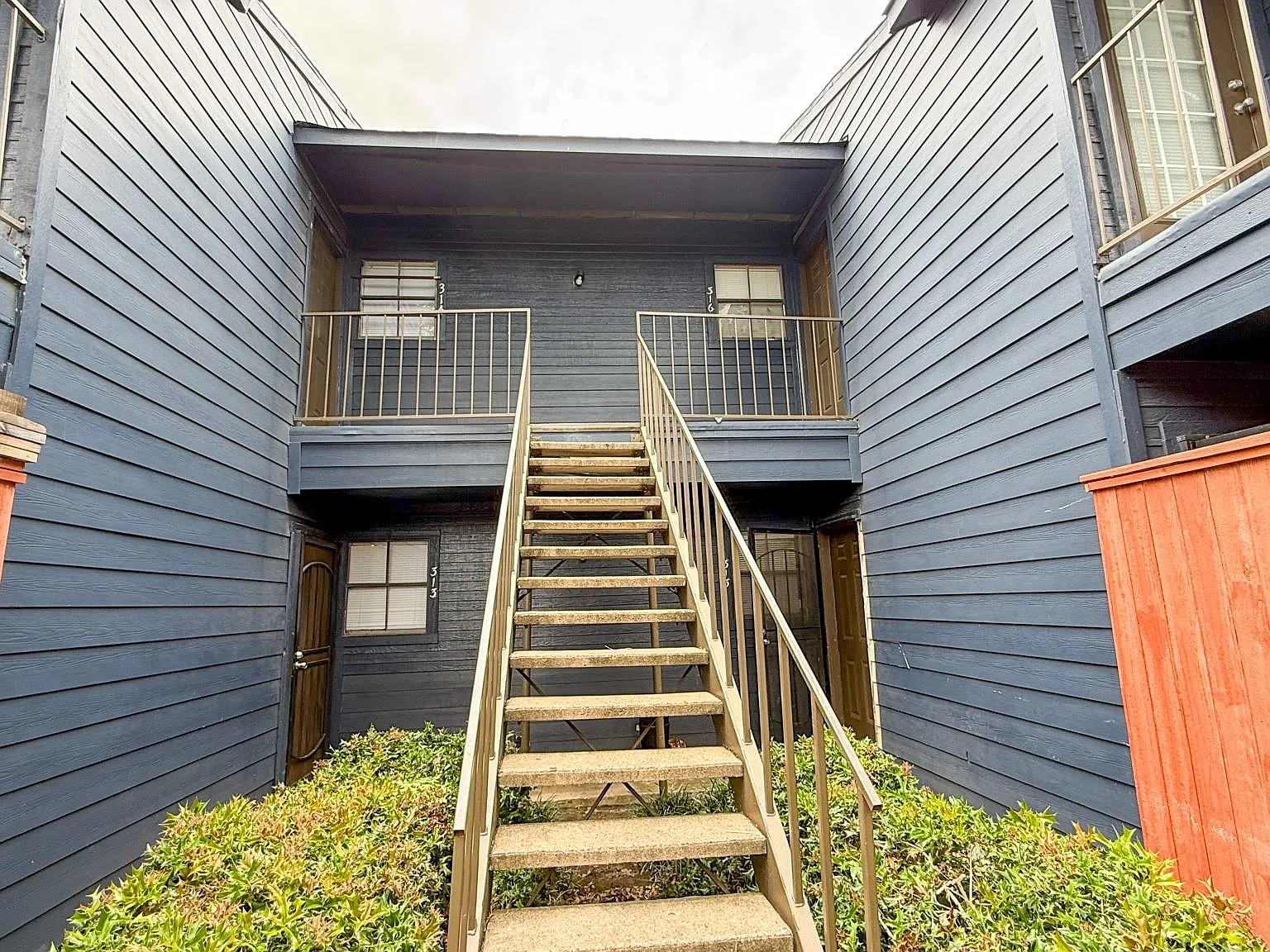 2 bed, 1.0 bath, 786 sqft, $900 — Photo 2