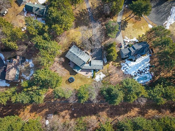 2nd image of 5 Comstock Ln