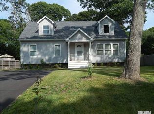 15 Hewitt Blvd, Center Moriches, NY 11934