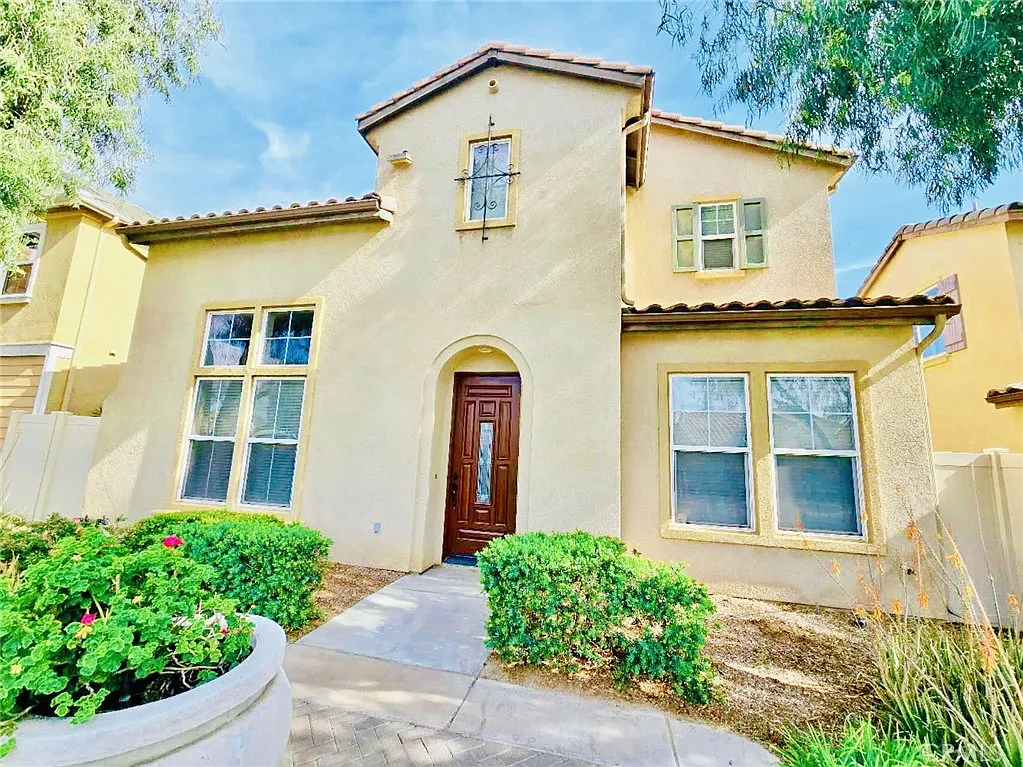 3 bed, 2.5 bath, 1812 sqft, $3,300 — Photo 1