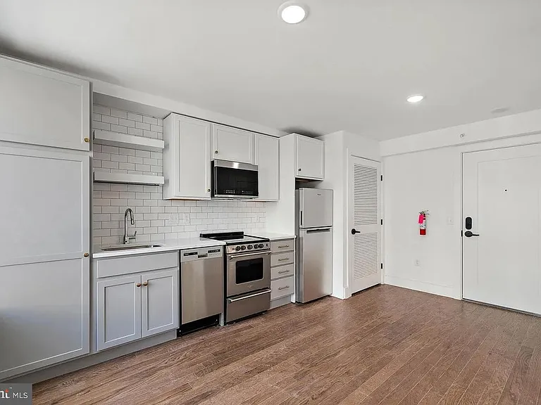 15 W Girard St #103 — Photo 2