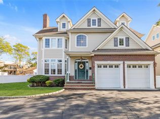 111 Lincoln Ave, Rockville Centre, NY 11570