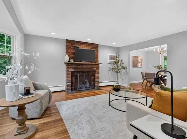 25 Gray Ter, Bedford, MA 01730