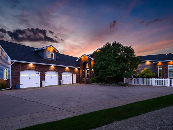1916 Harding Pl, Bismarck, ND 58501