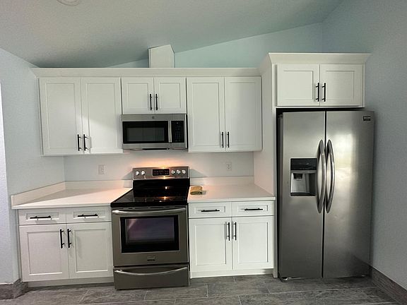 4th image of 2579 Lakeshore Cir