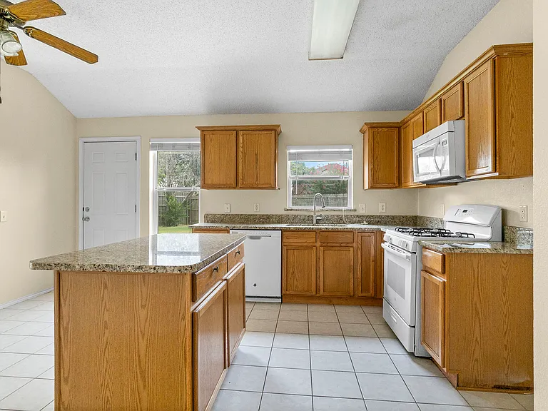 3300 Creekwood Dr — Photo 9