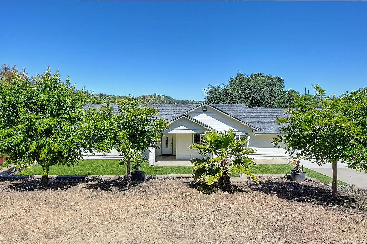 3076 Heinemann Dr photo 1