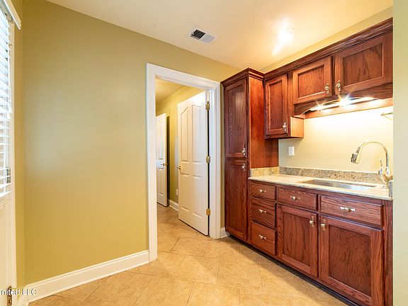 3rd image of 2465 Wood Hill Dr
