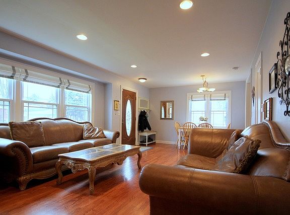 4th image of 203 W Hawley St