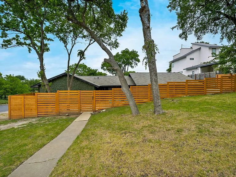 Large corner lot (landscaping taken care of by owner) 

Private entryway for Unit A for maximum privacy