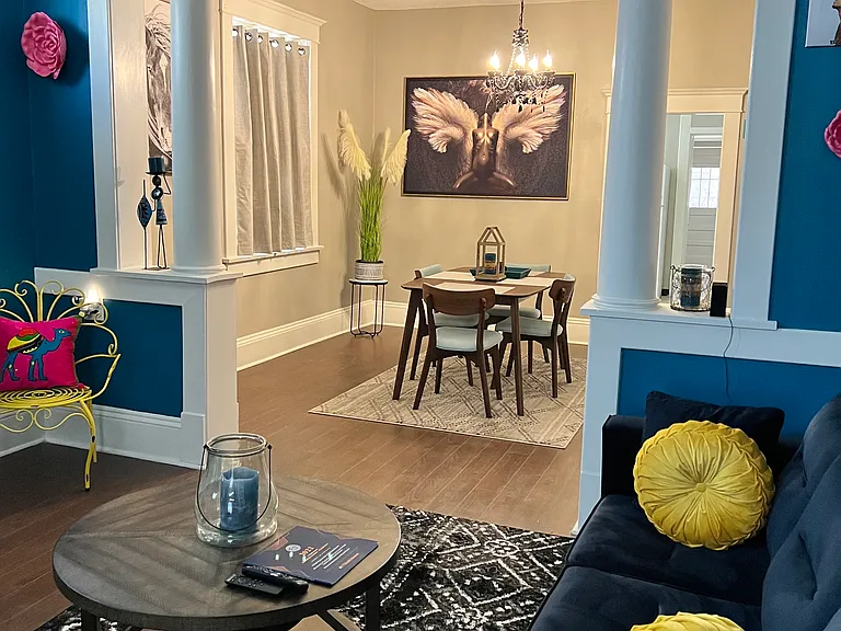 1219 N Laurel St — Photo 1