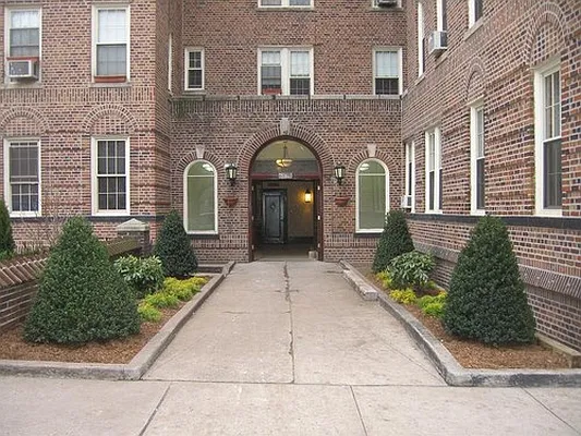 Rented by The Dermot Realty Management Company | media 37