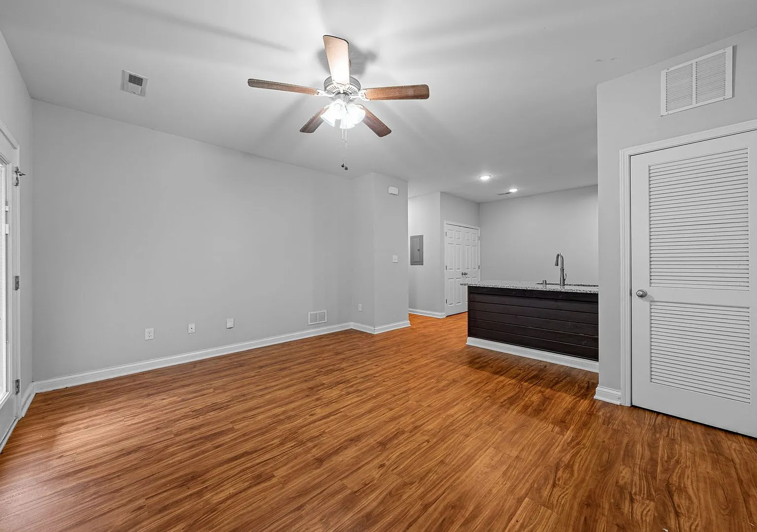 1592 Collegeview — Photo 3