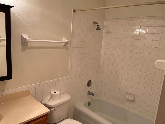 4th image of 114 E Paradise Dr #121