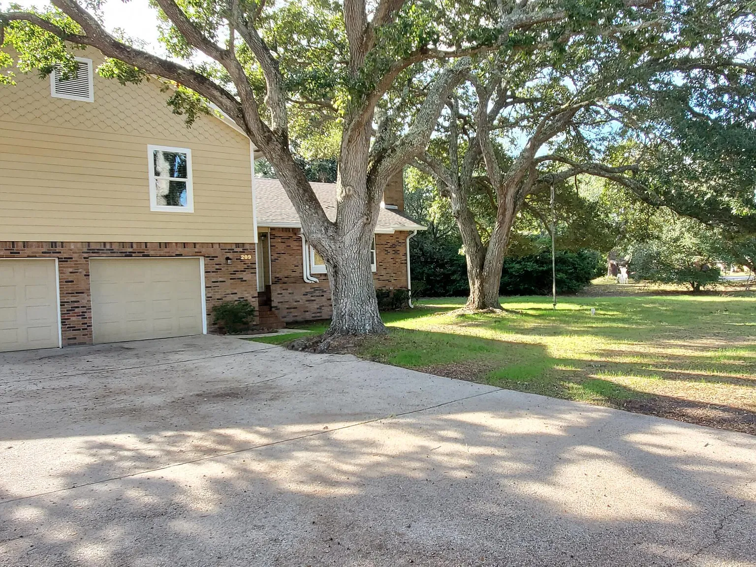 4 bed, 3.0 bath, 2466 sqft, $1,950 — Photo 2