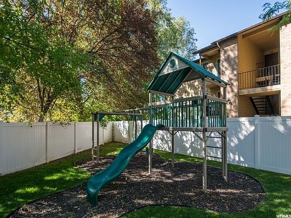 3rd image of 893 E Arnecia Ct
