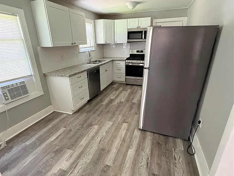 121 S Willow St — Photo 5