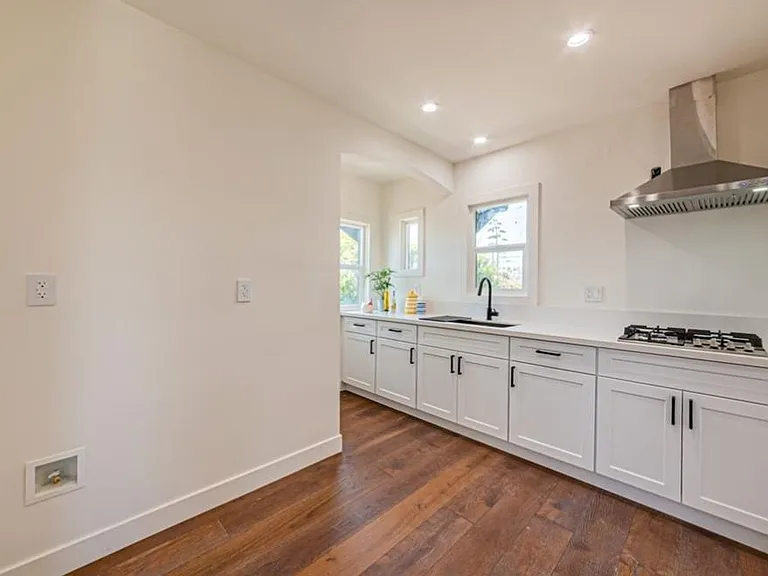 5357 S Victoria Ave — Photo 16