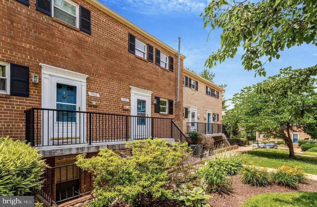 2 bed, 1.5 bath, 1055 sqft, $2,700 — Photo 2