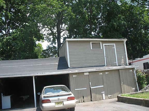 5th image of 579 Tremont Ave