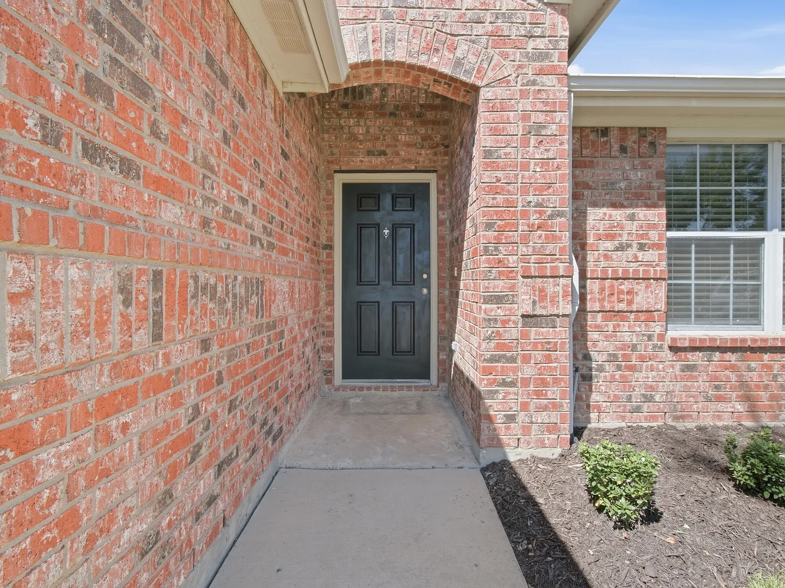 3 bed, 1836 sqft, $2,200 — Photo 2