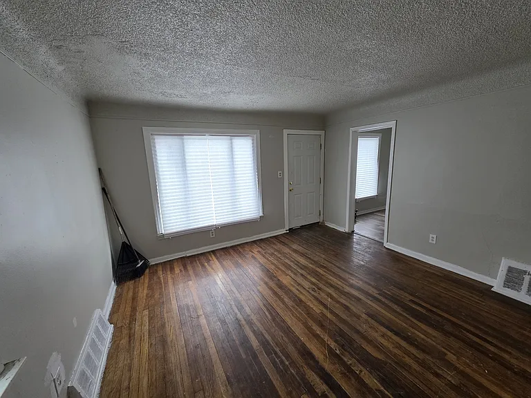 8461 Plainview Ave — Photo 15