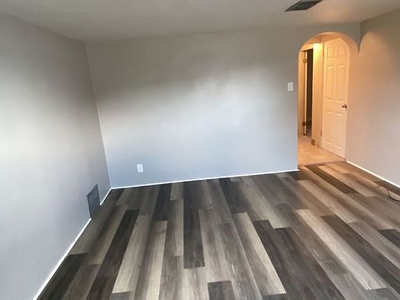 3rd image of 1002-B100 Everett St