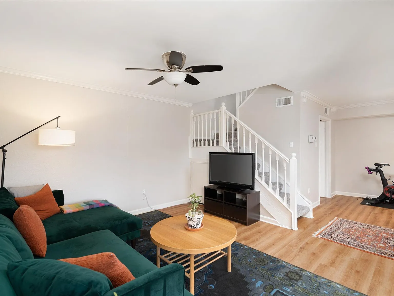 2 bed, 1041 sqft, $1,690 — Photo 3