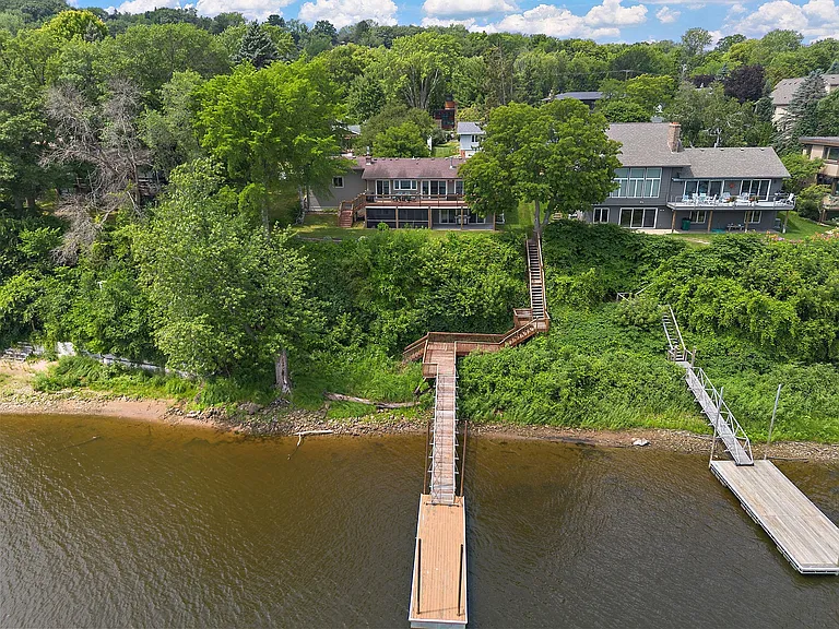 118 Lakeside Dr — Photo 2