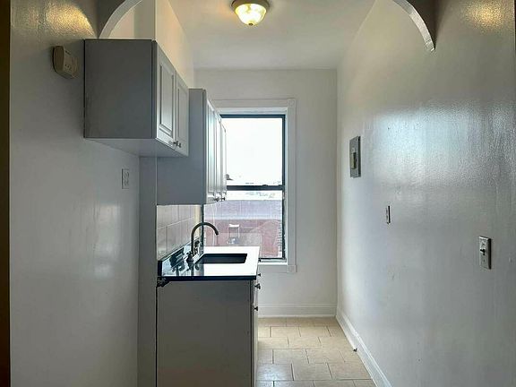 4th image of 41 Saint Nicholas Ter APT 68