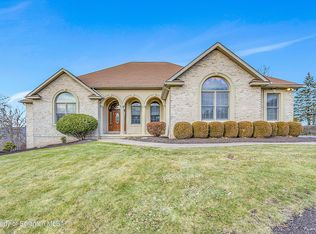 327 Glenmaura Dr, Moosic, PA 18507