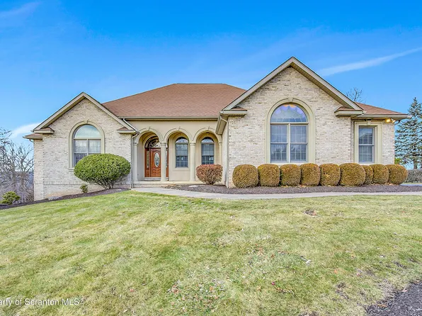 327 Glenmaura Dr, Moosic, PA 18507