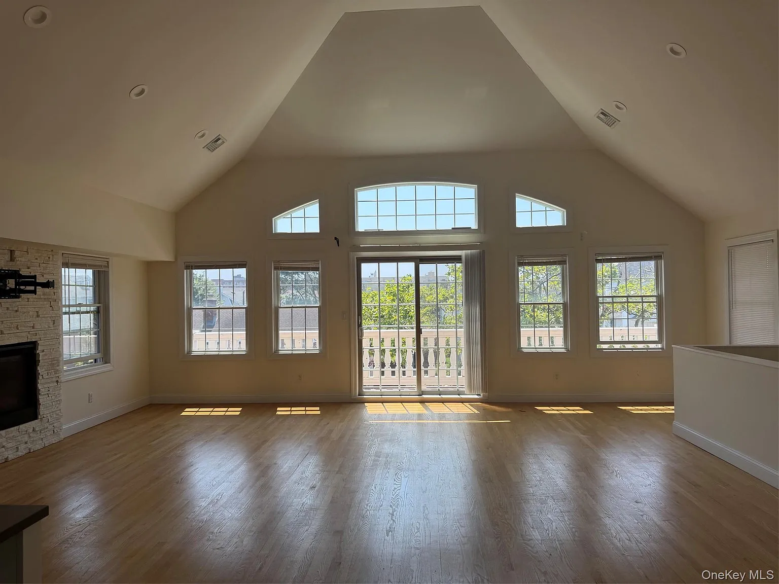 3 bed, 2.0 bath, 1200 sqft, $5,250 — Photo 2